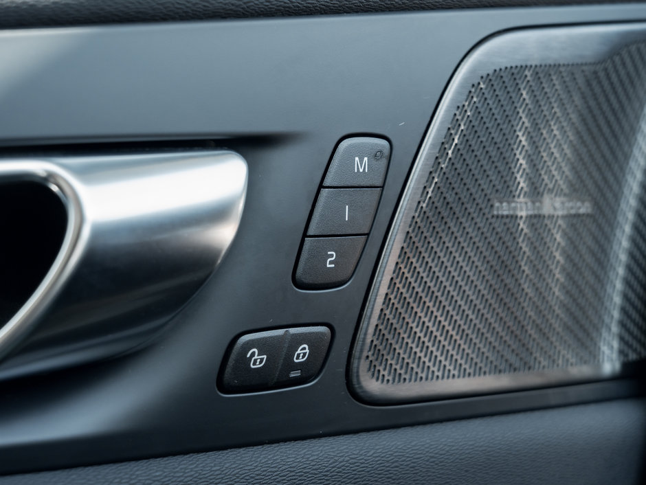 Volvo XC60 B5 AWD Plus Dark Theme  HARMAN KARDON  CPO 2024-14
