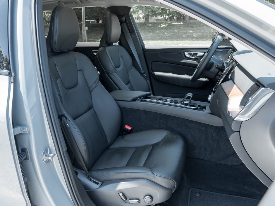 Volvo XC60 B5 AWD Plus Dark Theme  HARMAN KARDON  CPO 2024-21