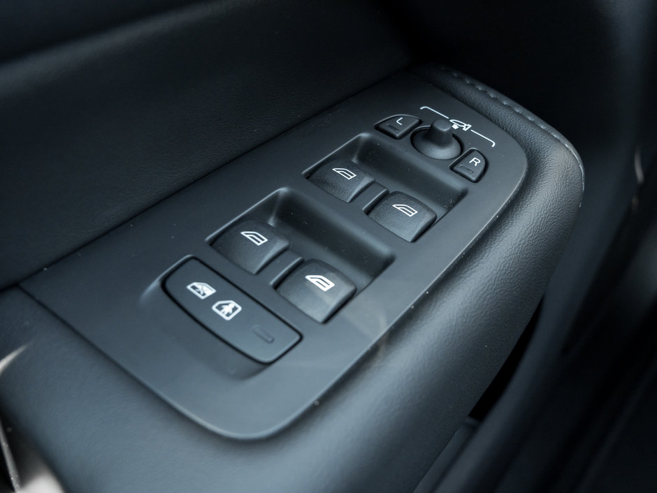 Volvo XC60 B5 AWD Plus Dark Theme  HARMAN KARDON  CPO 2024-13