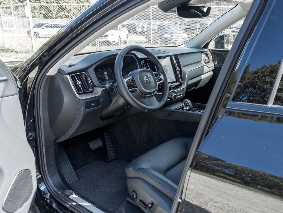 2024 Volvo XC60 B5 AWD Plus Dark Theme B5 AWD Plus  CPO-6
