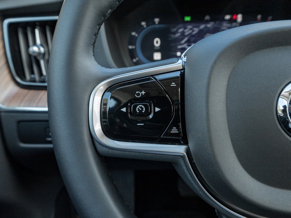 2024 Volvo XC60 B5 AWD Plus Dark Theme B5 AWD Plus  CPO-8