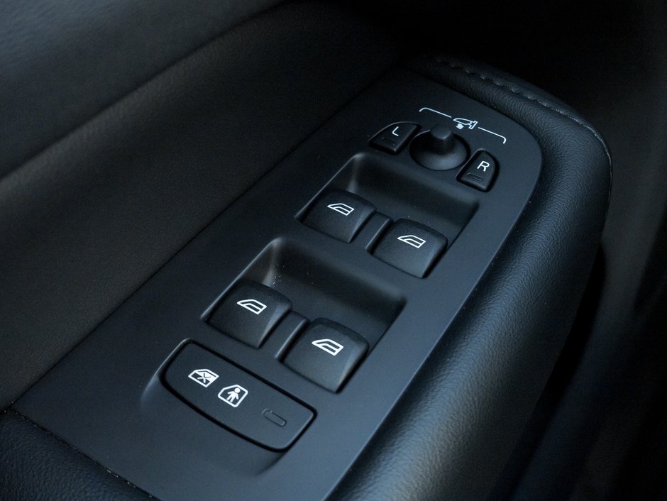 2024 Volvo XC60 B5 AWD Plus Dark Theme B5 AWD Plus  CPO-15