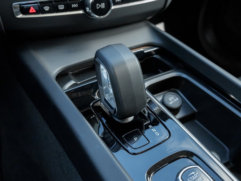 2024 Volvo XC60 B5 AWD Plus Dark Theme B5 AWD Plus  CPO-18