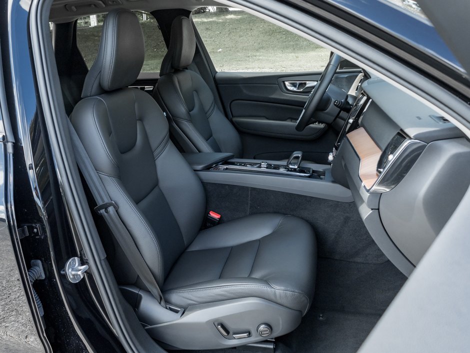 2024 Volvo XC60 B5 AWD Plus Dark Theme B5 AWD Plus  CPO-24