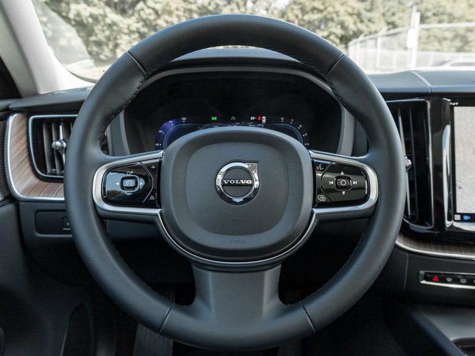 2024 Volvo XC60 B5 AWD Plus Dark Theme B5 AWD Plus  CPO-7