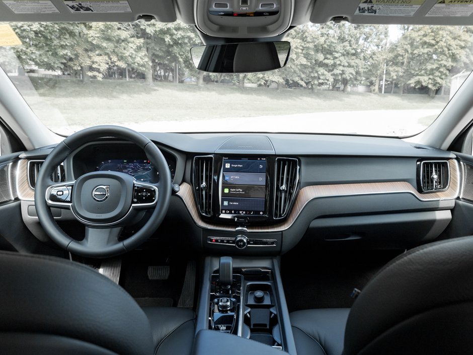 2024 Volvo XC60 B5 AWD Plus Dark Theme B5 AWD Plus  CPO-27