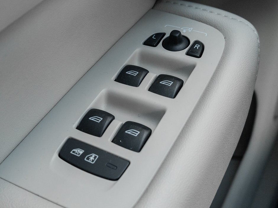 2024 Volvo XC60 B5 AWD PLUS  OFF LEASE  NO ACCIDENTS  CPO-12