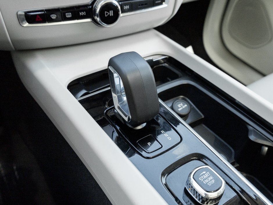 2024 Volvo XC60 B5 AWD PLUS  NON DAILY RENTAL  OFF LEASE  CPO-16