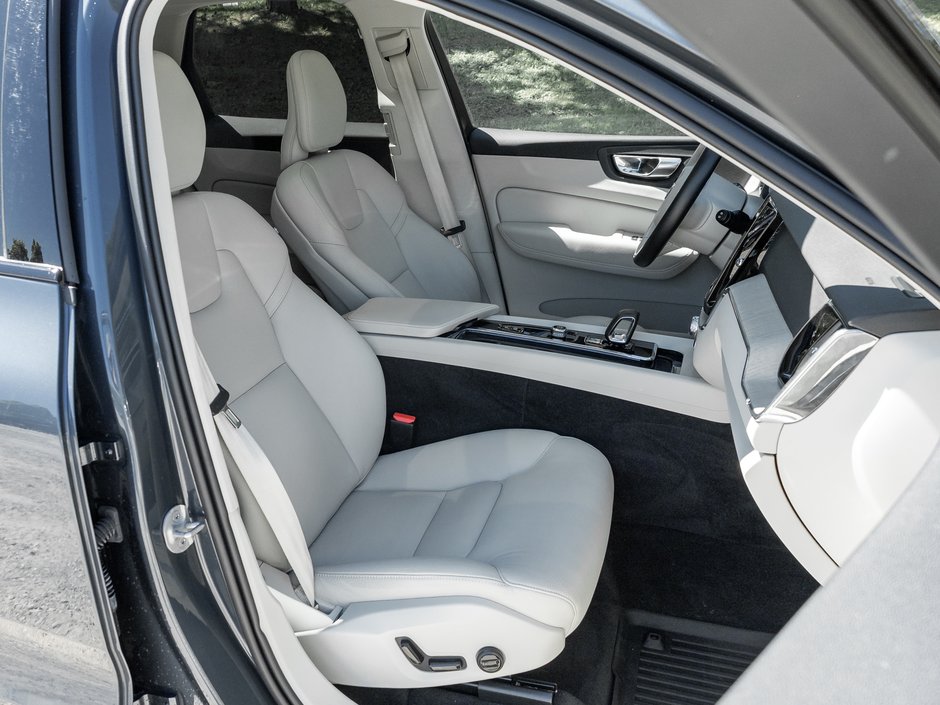 2024 Volvo XC60 B5 AWD PLUS  NON DAILY RENTAL  OFF LEASE  CPO-21
