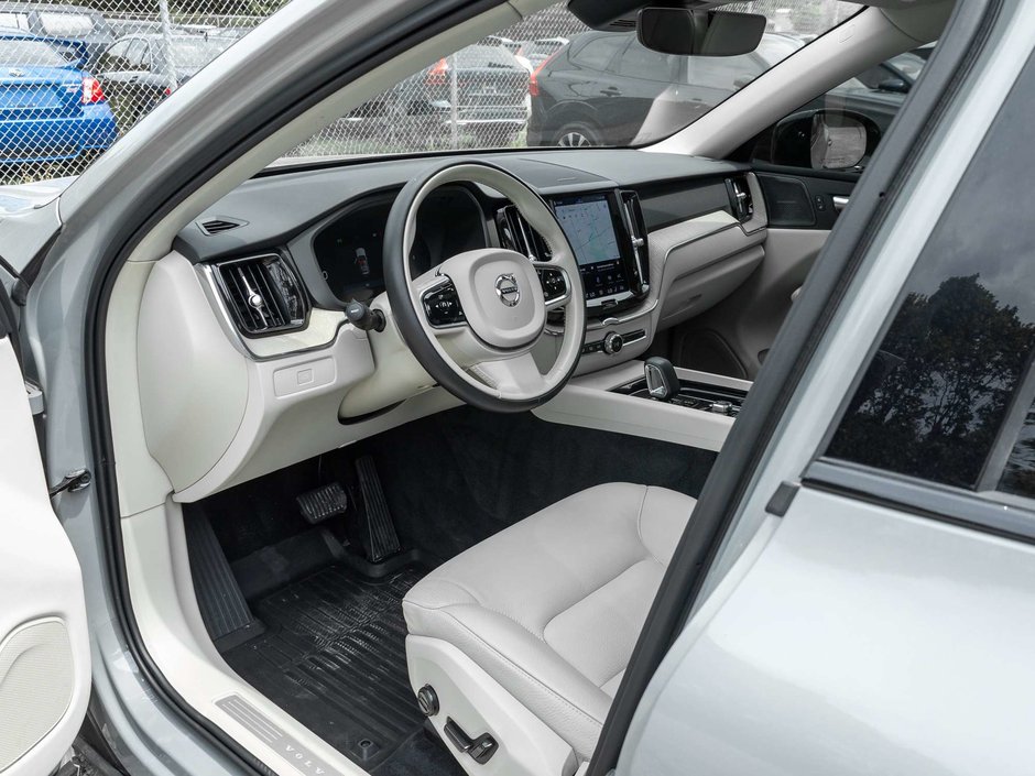 2024 Volvo XC60 Plus Dark Theme-6