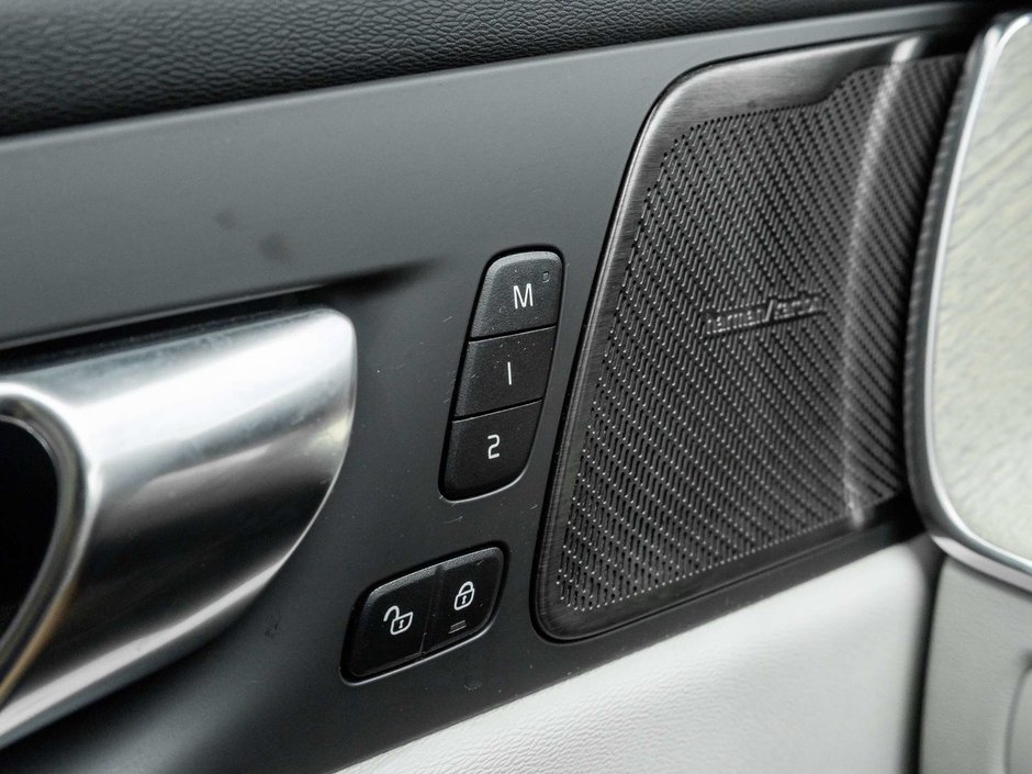 2024 Volvo XC60 Plus Dark Theme-15