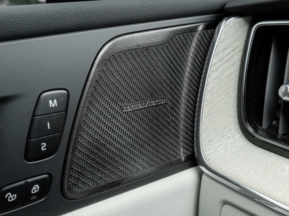 2024 Volvo XC60 Plus Dark Theme-16