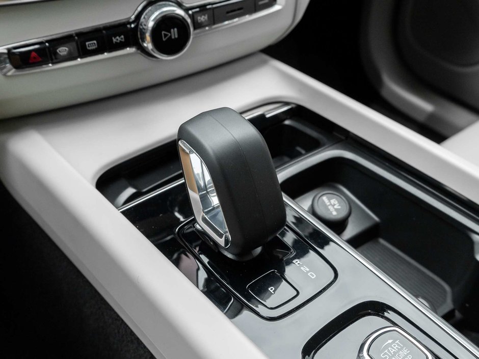 2024 Volvo XC60 Plus Dark Theme-17