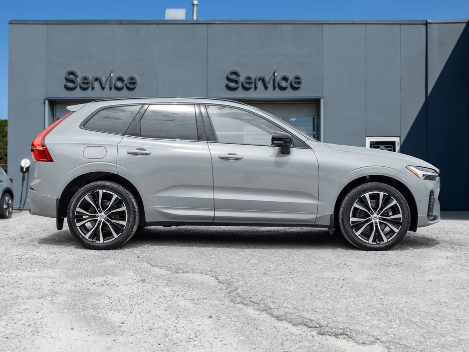2024 Volvo XC60 Plus Dark Theme-4
