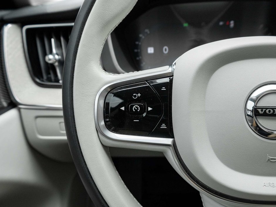 2024 Volvo XC60 Plus Dark Theme-10