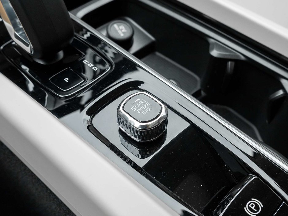 2024 Volvo XC60 Plus Dark Theme-18
