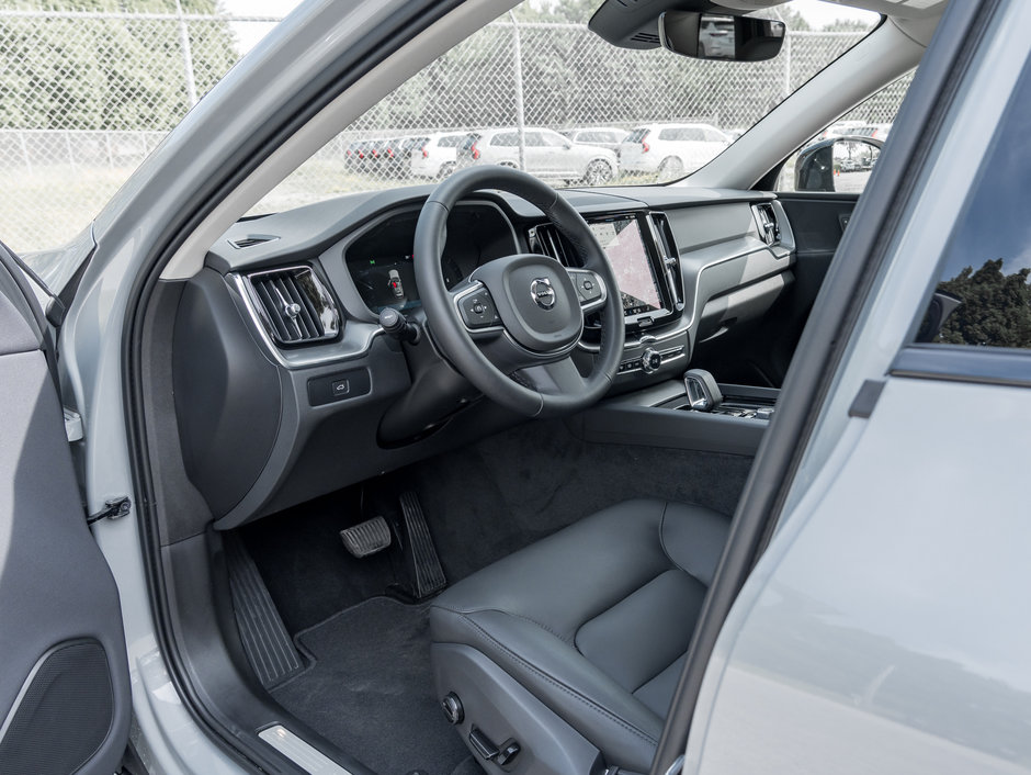 2025 Volvo XC60 B5 AWD Core Dark Theme NEARLY NEW 20 ALLOY WHEELS-6
