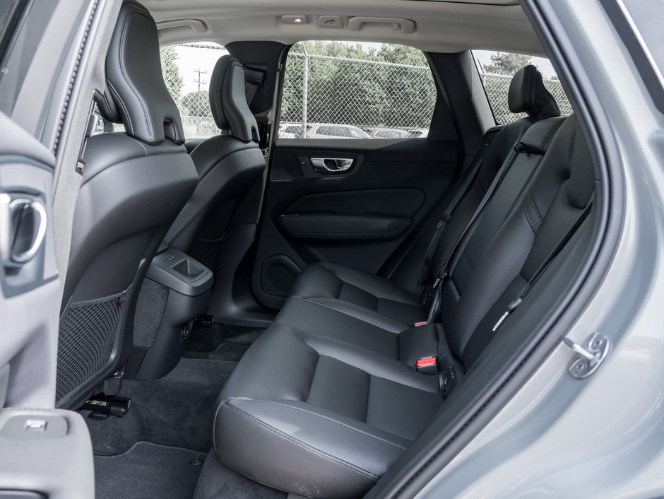 2025 Volvo XC60 B5 AWD Core Dark Theme NEARLY NEW 20 ALLOY WHEELS-20