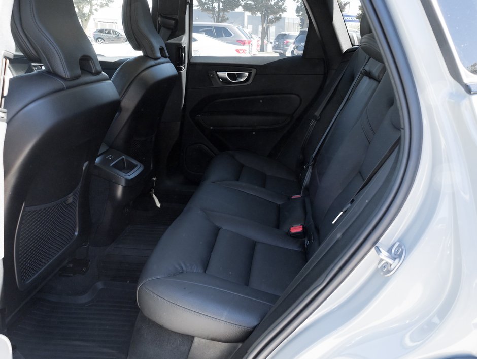 Volvo XC60 B5 AWD Plus Dark Theme CPO LOW MILEAGE NEARLY NEW 2025-22