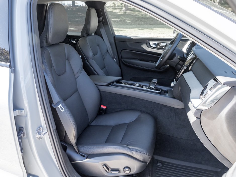 Volvo XC60 B5 AWD Plus Dark Theme CPO LOW MILEAGE NEARLY NEW 2025-21