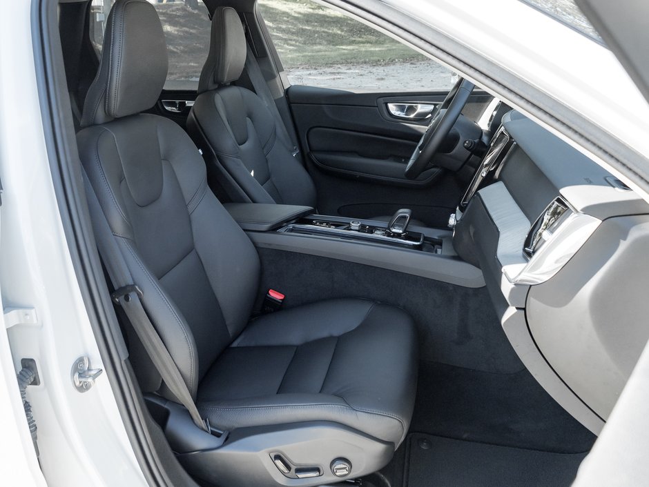 2025 Volvo XC60 B5 AWD Plus Dark Theme LOW MILEAGE NEARLY NEW CPO-21