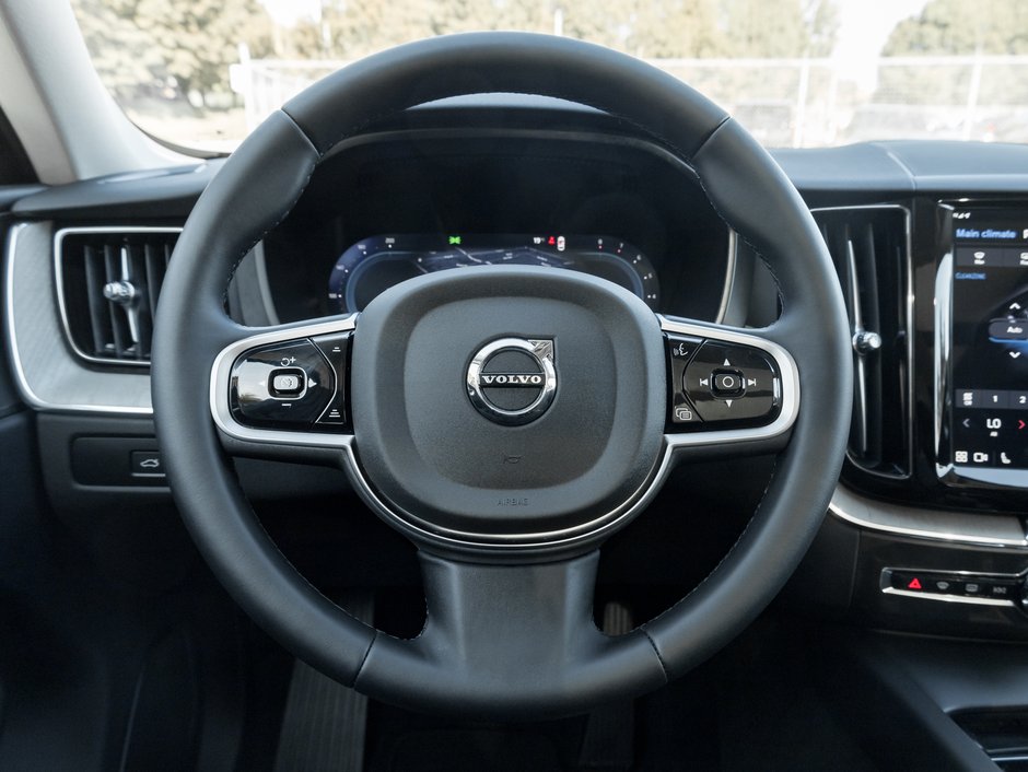 2025 Volvo XC60 B5 AWD Plus Dark Theme LOW MILEAGE NEARLY NEW CPO-7