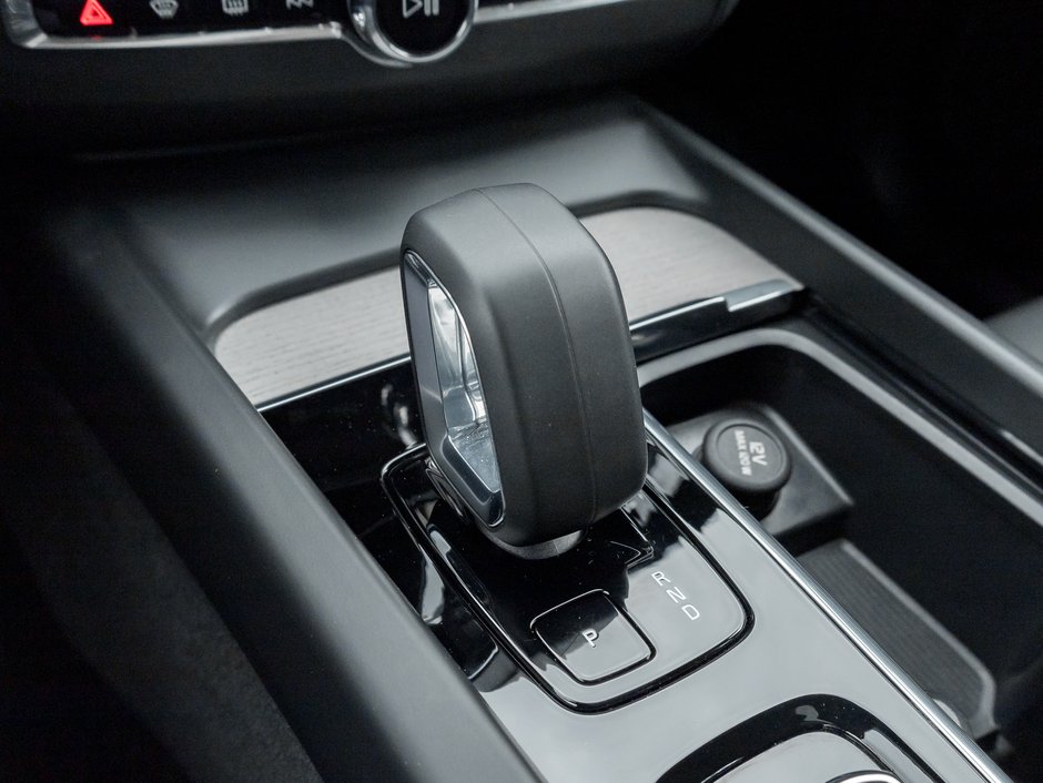 2025 Volvo XC60 B5 AWD Plus Dark Theme NEARLY NEW  CPO-16