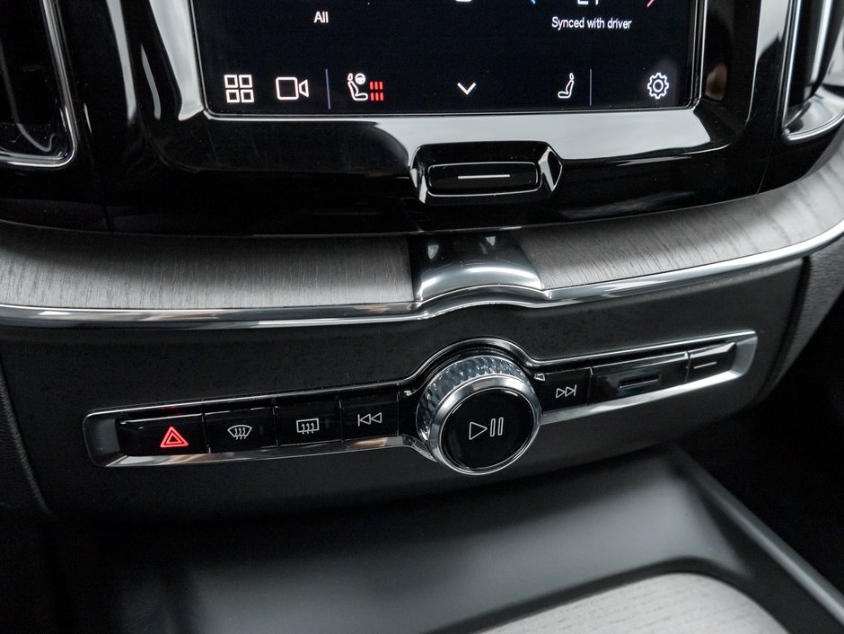 2025 Volvo XC60 B5 AWD Plus Dark Theme NEARLY NEW  CPO-18