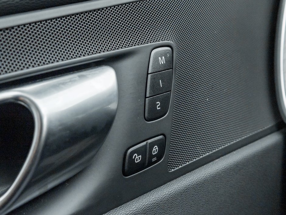 2025 Volvo XC60 B5 AWD Plus Dark Theme NEARLY NEW  CPO-15