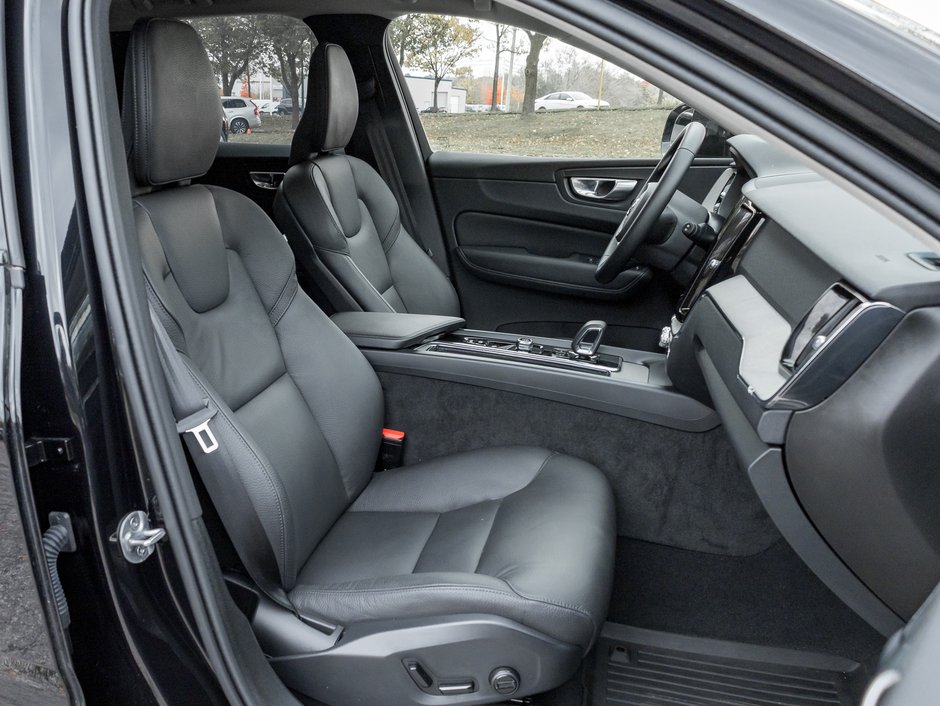 2025 Volvo XC60 B5 AWD Plus Dark Theme NEARLY NEW  CPO-22