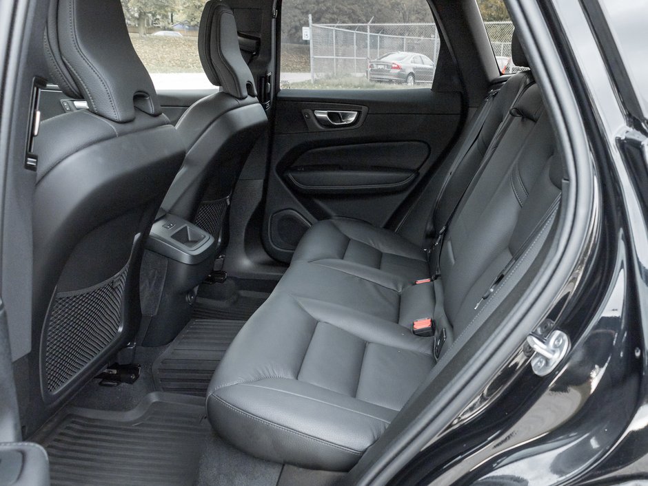 2025 Volvo XC60 B5 AWD Plus Dark Theme NEARLY NEW  CPO-23