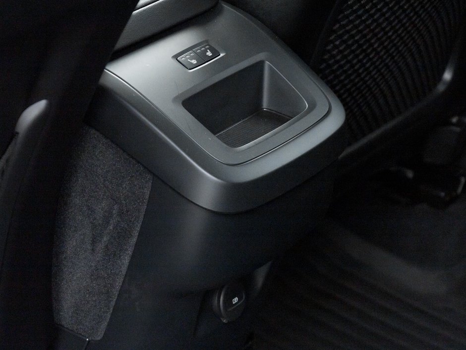 2025 Volvo XC60 B5 AWD Plus Dark Theme NEARLY NEW  CPO-24