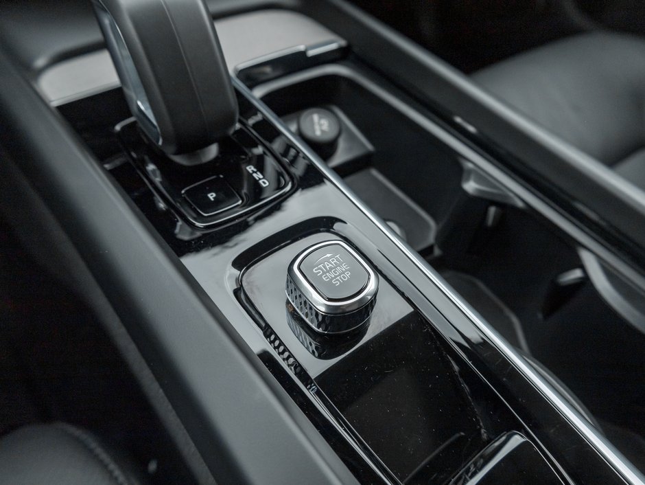 2025 Volvo XC60 B5 AWD Plus Dark Theme NEARLY NEW  CPO-17