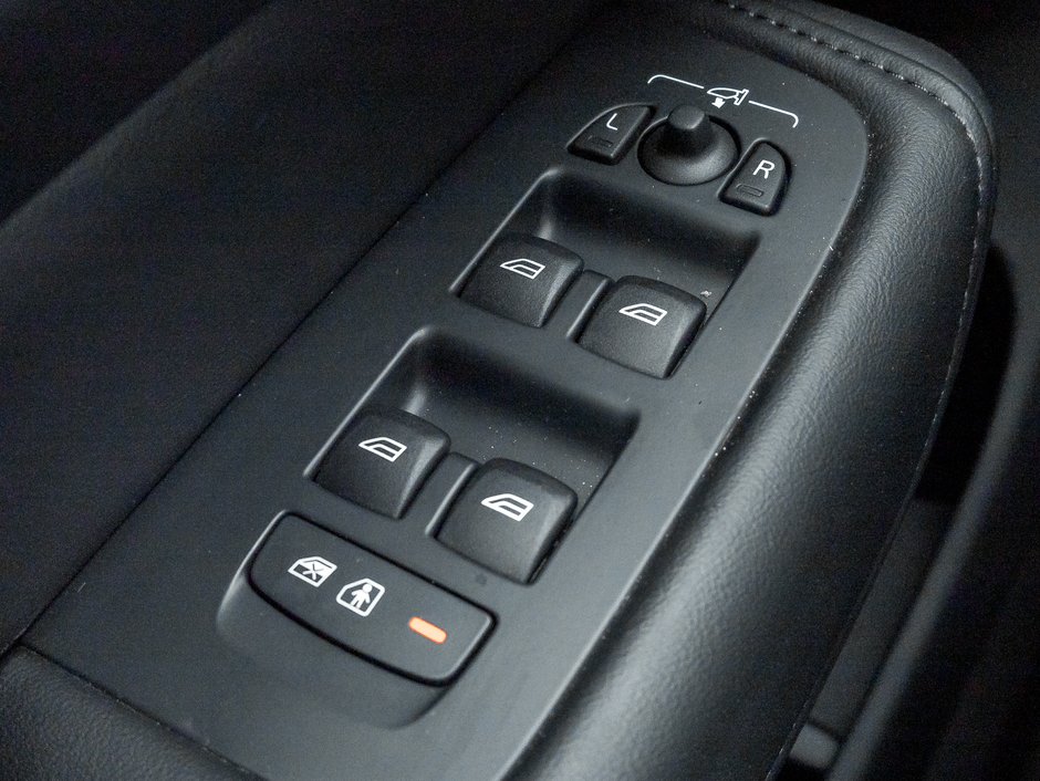 2025 Volvo XC60 B5 AWD Plus Dark Theme NEARLY NEW  CPO-14