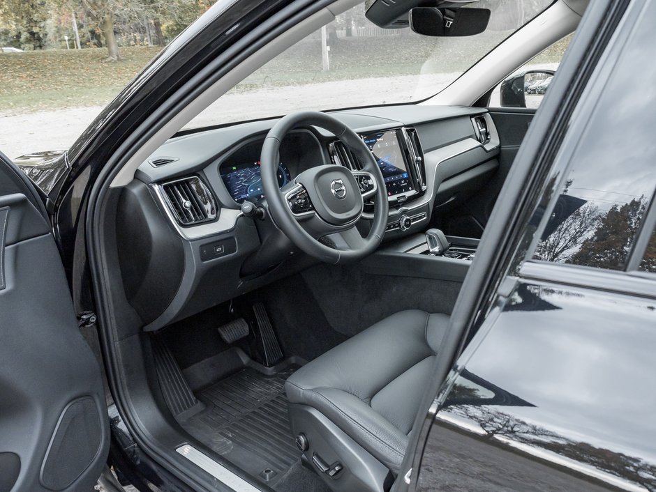 2025 Volvo XC60 B5 AWD Plus Dark Theme NEARLY NEW  CPO-6