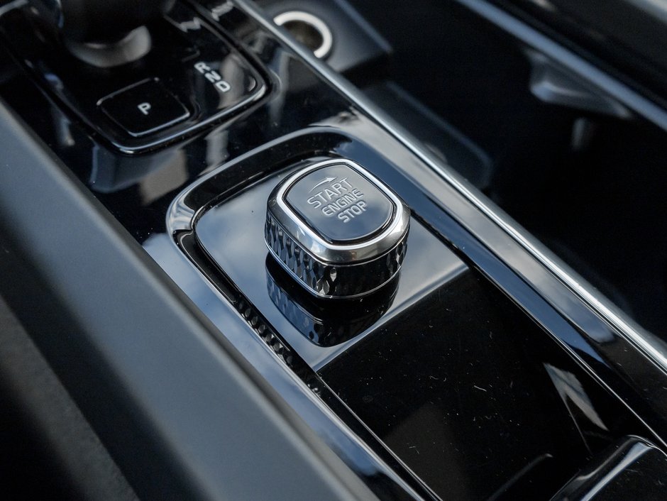 Volvo XC60 B5 AWD Plus Dark Theme  20 ALLOY WHEELS  CPO 2025-17