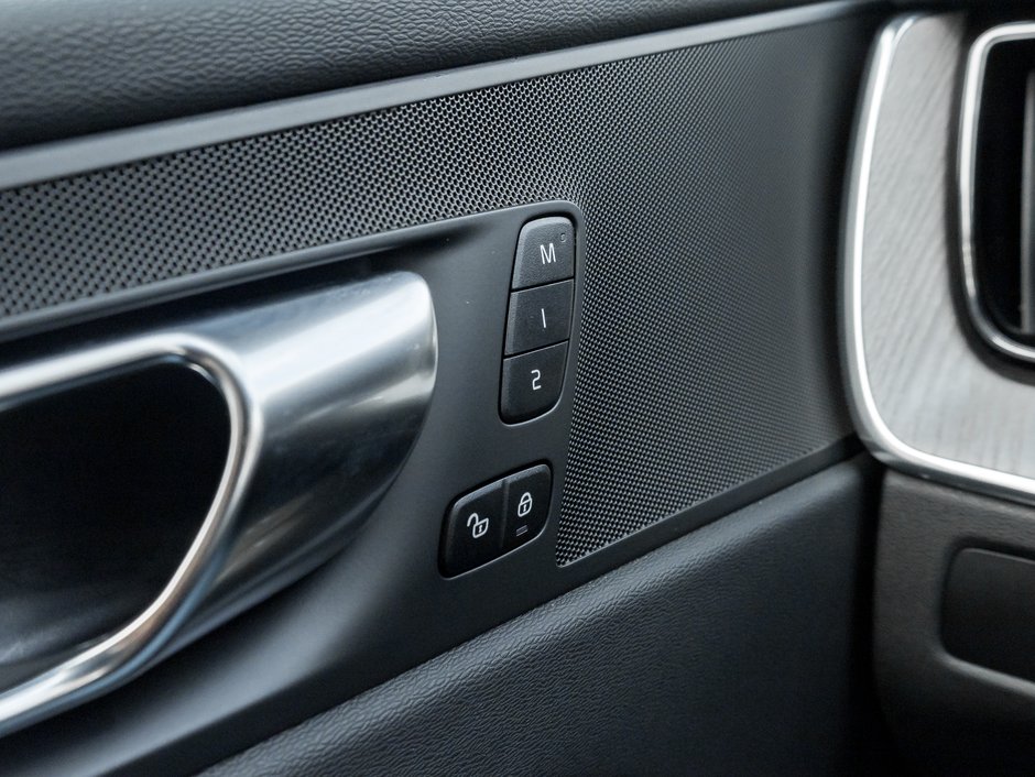 Volvo XC60 B5 AWD Plus Dark Theme  20 ALLOY WHEELS  CPO 2025-15