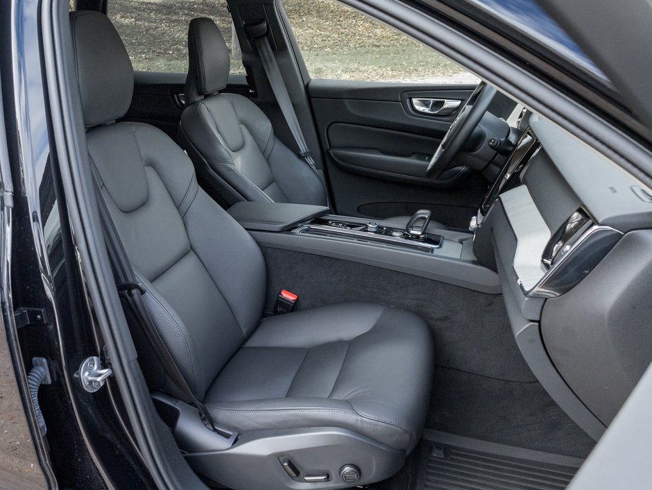 Volvo XC60 B5 AWD Plus Dark Theme  20 ALLOY WHEELS  CPO 2025-22