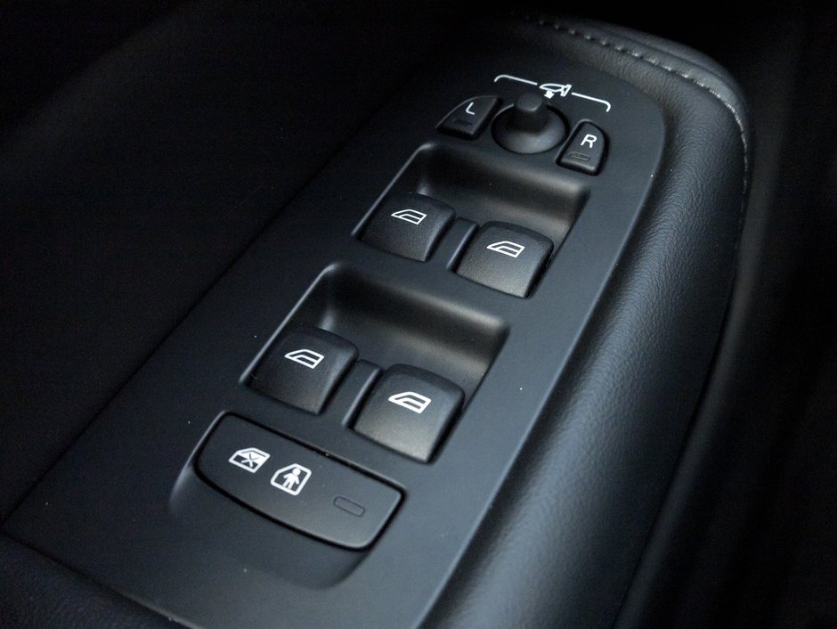 Volvo XC60 B5 AWD Plus Dark Theme  20 ALLOY WHEELS  CPO 2025-14