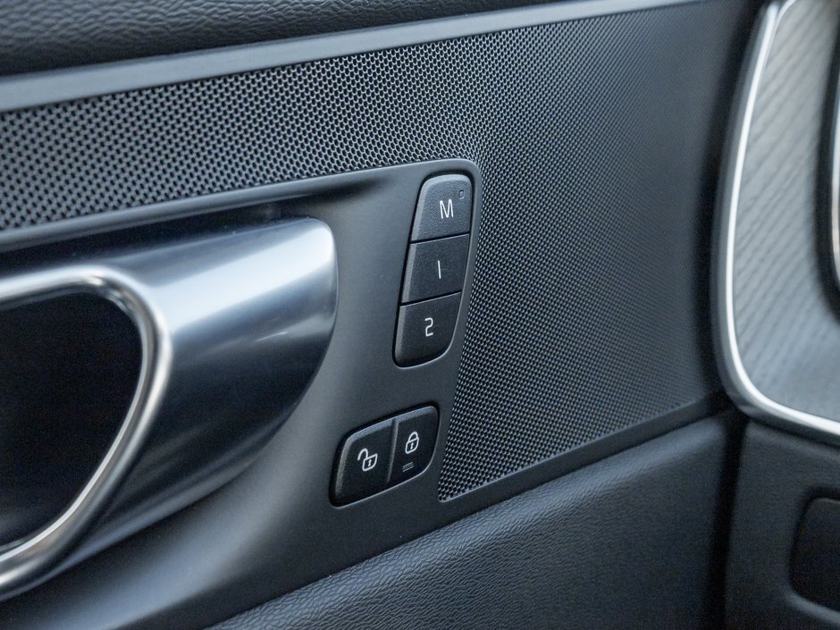 Volvo XC60 B5 AWD Plus  NEARLY NEW  CPO  19 ALLOY WHEELS 2025-15