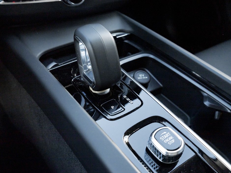 Volvo XC60 B5 AWD Plus  NEARLY NEW  CPO  19 ALLOY WHEELS 2025-16