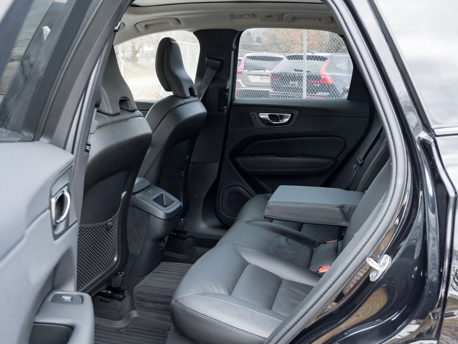 2025 Volvo XC60 B5 AWD Plus Dark Theme-25