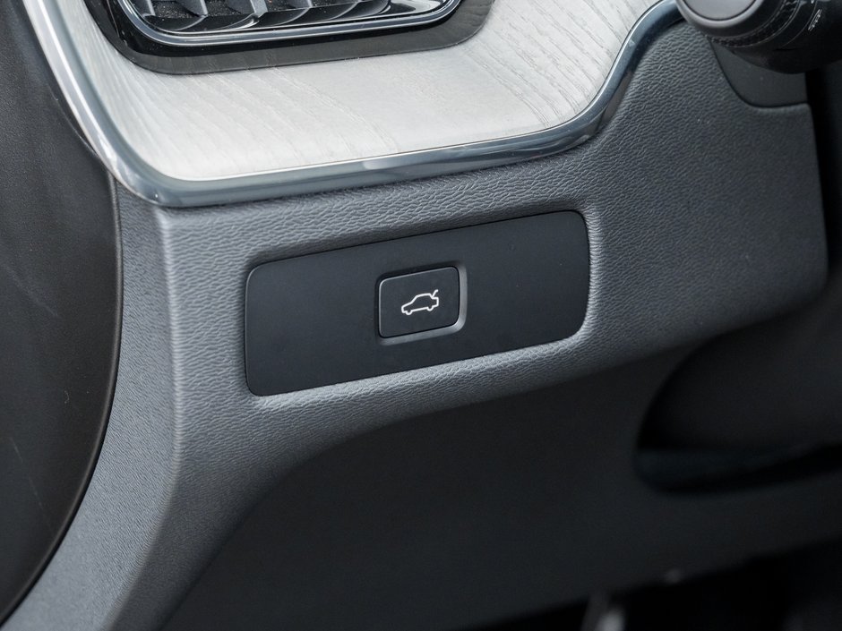 2025 Volvo XC60 B5 AWD Plus Dark Theme-16