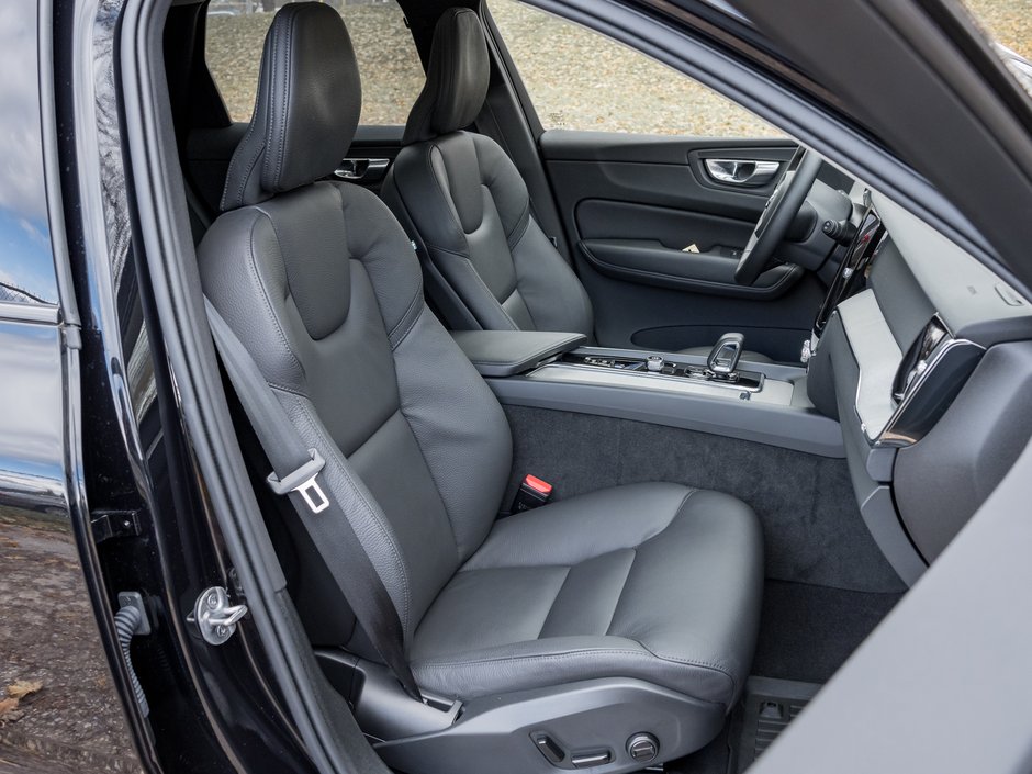 2025 Volvo XC60 B5 AWD Plus Dark Theme-24