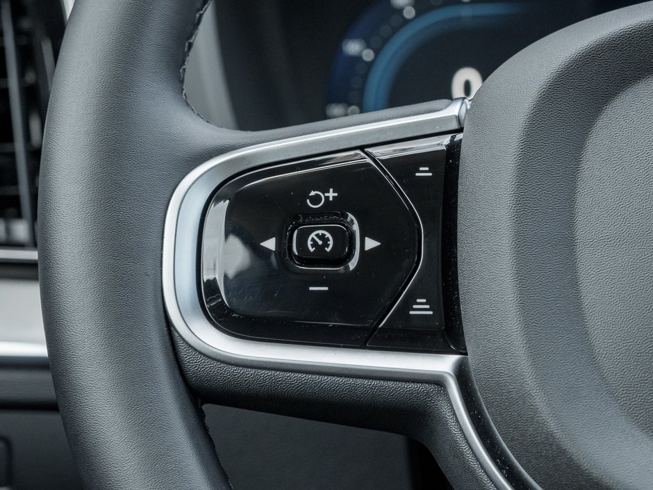 2025 Volvo XC60 B5 AWD Plus Dark Theme-8