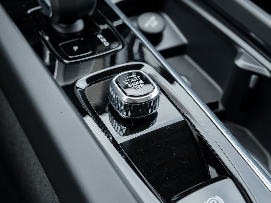 2025 Volvo XC60 B5 AWD Plus Dark Theme-18