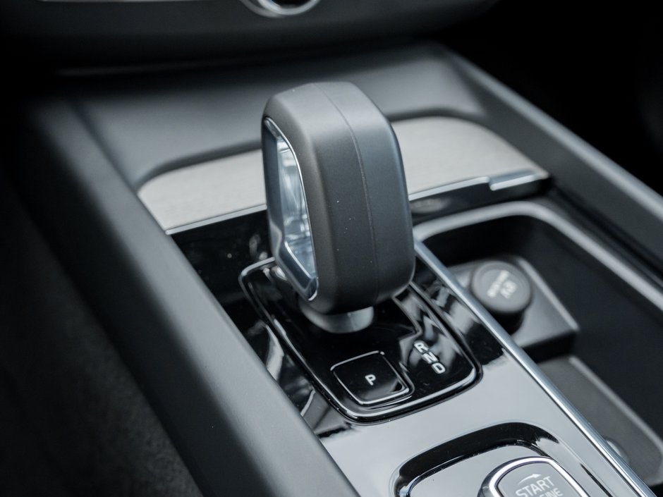 2025 Volvo XC60 B5 AWD Plus Dark Theme-17