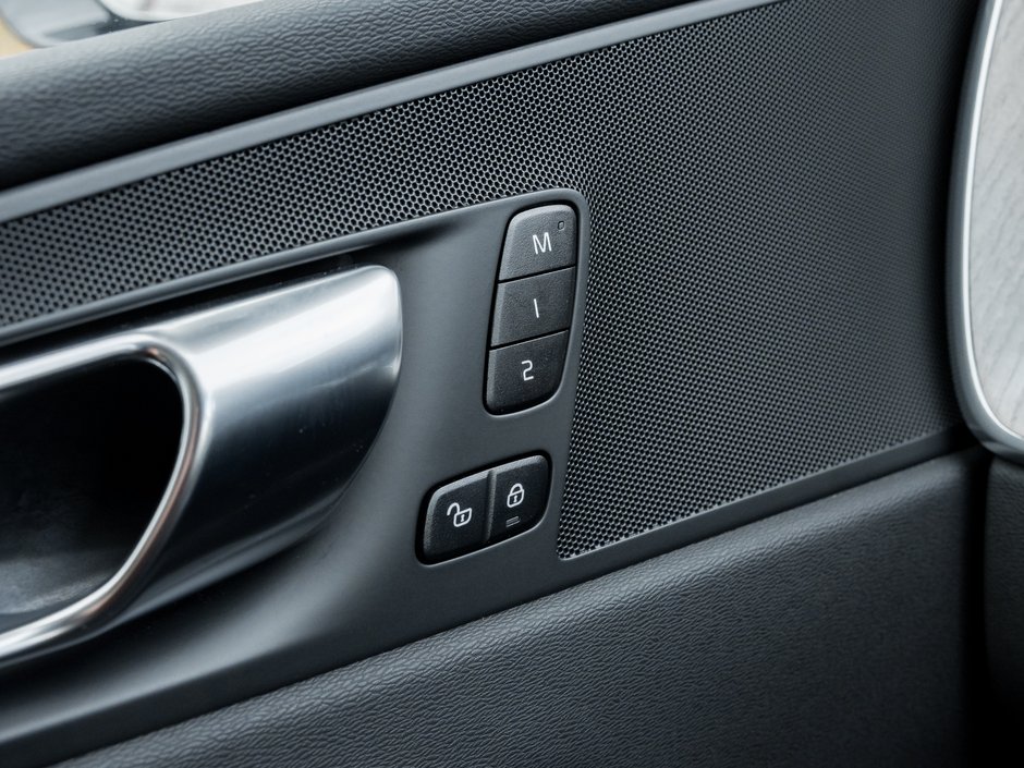 2025 Volvo XC60 B5 AWD Plus Dark Theme-15