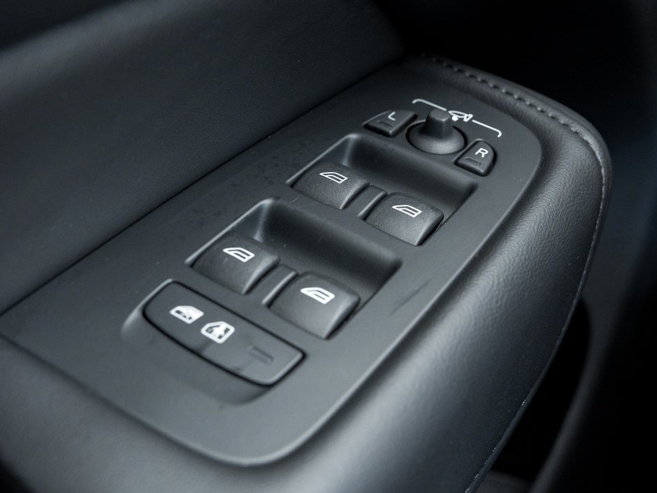 2025 Volvo XC60 B5 AWD Plus Dark Theme-14