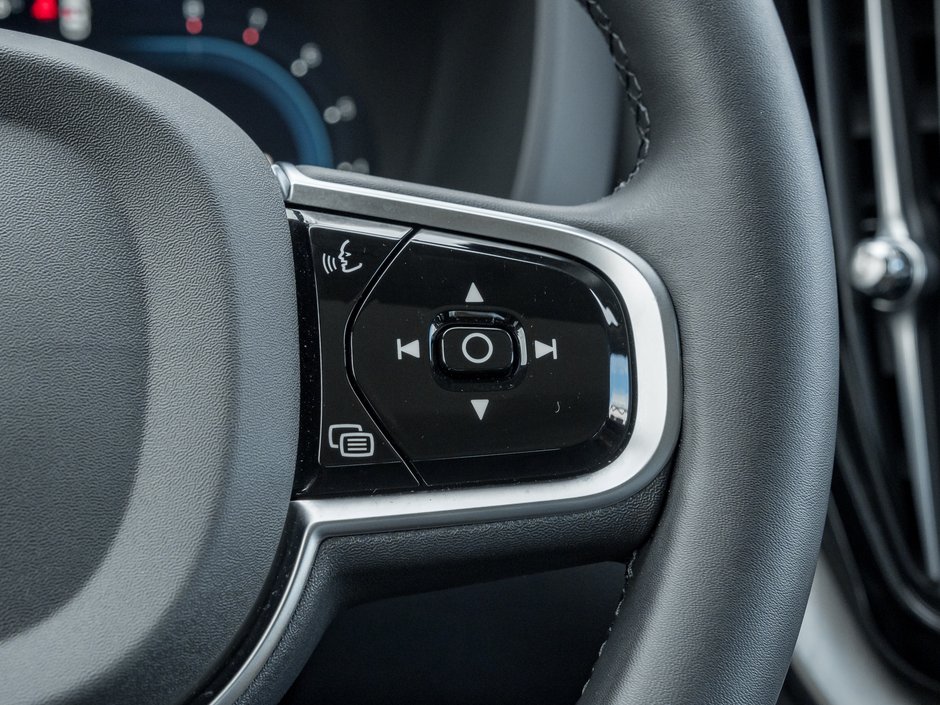 2025 Volvo XC60 B5 AWD Plus Dark Theme-9